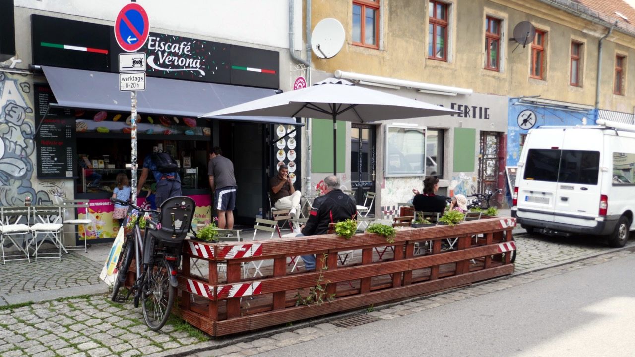Ausgezeichnetes Parklet am Eiscafé Verona auf der Alaunstraße - Foto: Klaus Bielenberg
