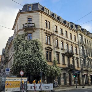 Café Neustadt - hinter Knöterich versteckt - an der Kreuzung Bautzner, Pulsnitzer Straße. Foto: Anton Launer
