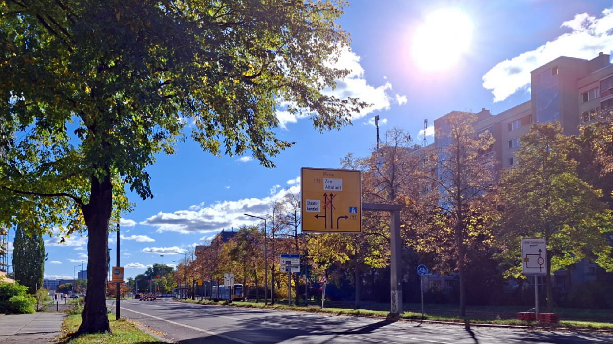 Neue verkehrsberuhigte Albertstraße mit Blick Richtung Regierungsviertel.