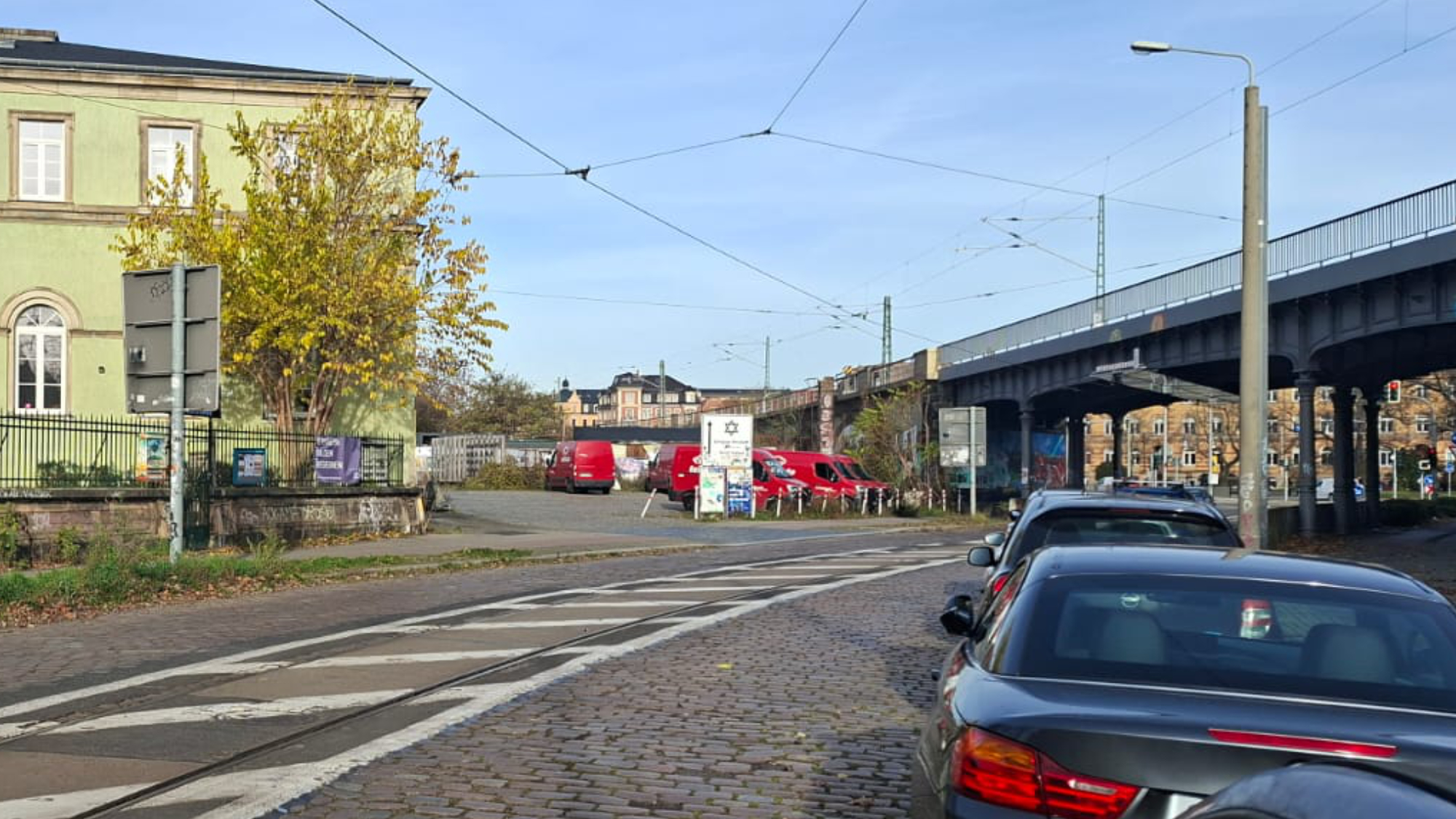 Die Blaue Fabrik, grün im Bildrand, an der Ecke in die Eisenbahnstraße 1.
