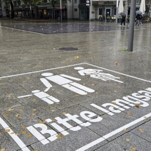 Am Jorge-Gomondai-Platz sind die Piktogramme schon zu sehen. Foto: Anton Launer