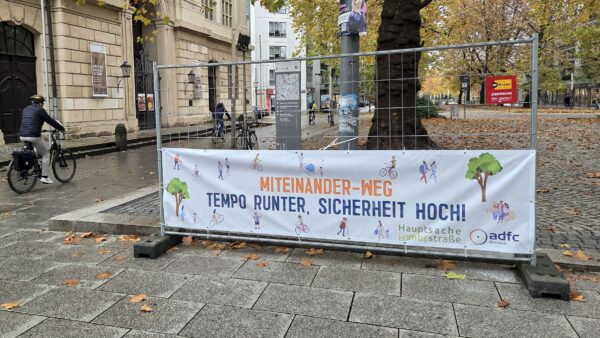 Seit September wirbt der ADFC auf der Hauptstraße: Tempo runter. Sicherheit hoch. Foto: ADFC