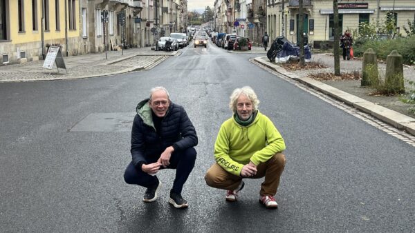 Stadtbezirksbeirat Norbert Rogge und Stadtrat Thorsten Schulze auf der Rudolf-Leonard-Straße – Foto: Jonasz Schulze