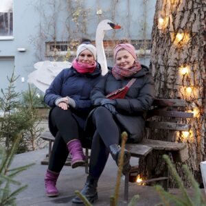 Christin und Antonia organisieren gemeinsam mit den Nachbar*innen den Weihnachtsmarkt an der Alten Fabrik. Foto: Anton Launer