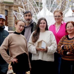 Susanne Wetzel (2.v.r.) freut sich über die Unterstützung der Neustädter Unternehmer*innen - Foto: Anton Launer