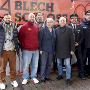 Sie kooperieren für mehr Sicherheit im Viertel. Neustadt-Kümmerer Peter Thormeyer, Nachtschlichter-Chef Allessandro Finke, Scheune-Vorplatz-Verantwortlicher Olaf Hornuf, Ordnungsbürgermeisterin Eva Jähnigen (Grüne), Stadtbezirksamtsleiter André Barth, Revierleiter Jürgen Kunath und Bürgerpolizist Elko Reißig. Foto: Anton Launer