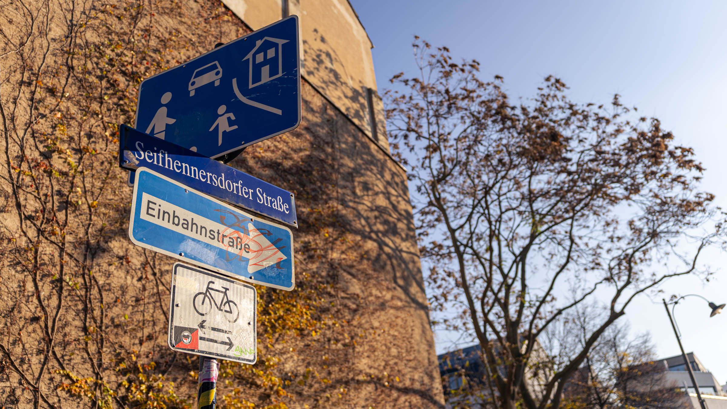 Am Eingang zur Seifhennersdorfer Straße: Schilder weisen auf Einbahn- und Spielstraße hin. Fahrräder dürfen in beide Richtungen verkehren. Auch die Antifa hat hier schon ihr Revier markiert. Foto: Sebastian Diehl
