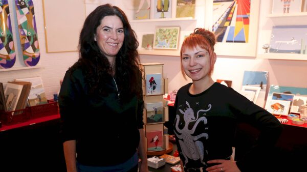 Machen Kunst im Kunsthof: Illustratorin Margret Aurin und Comic.-Zeichnerin Bianca Friedrich - Foto: Anton Launer