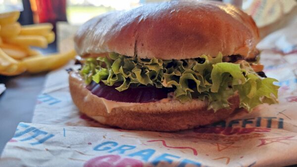 Leckerer Burger bei Graffiti-Grubs - Foto: Anton Launer