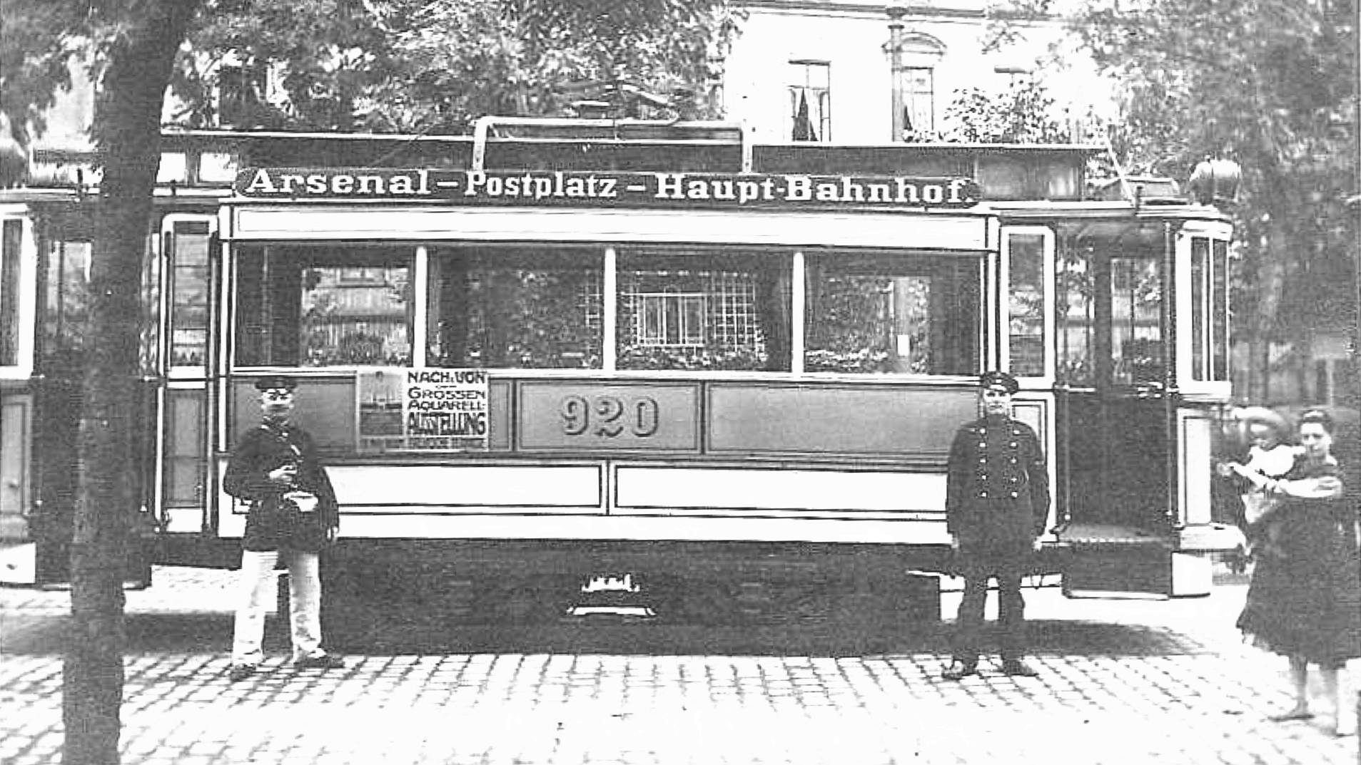 Straßenbahn am Arsenal Königsbrücker Straße. In ungefähr dieser Höhe befand sich seinerzeit das Militärpostamt 15. Foto: Archiv Altes Dresden
