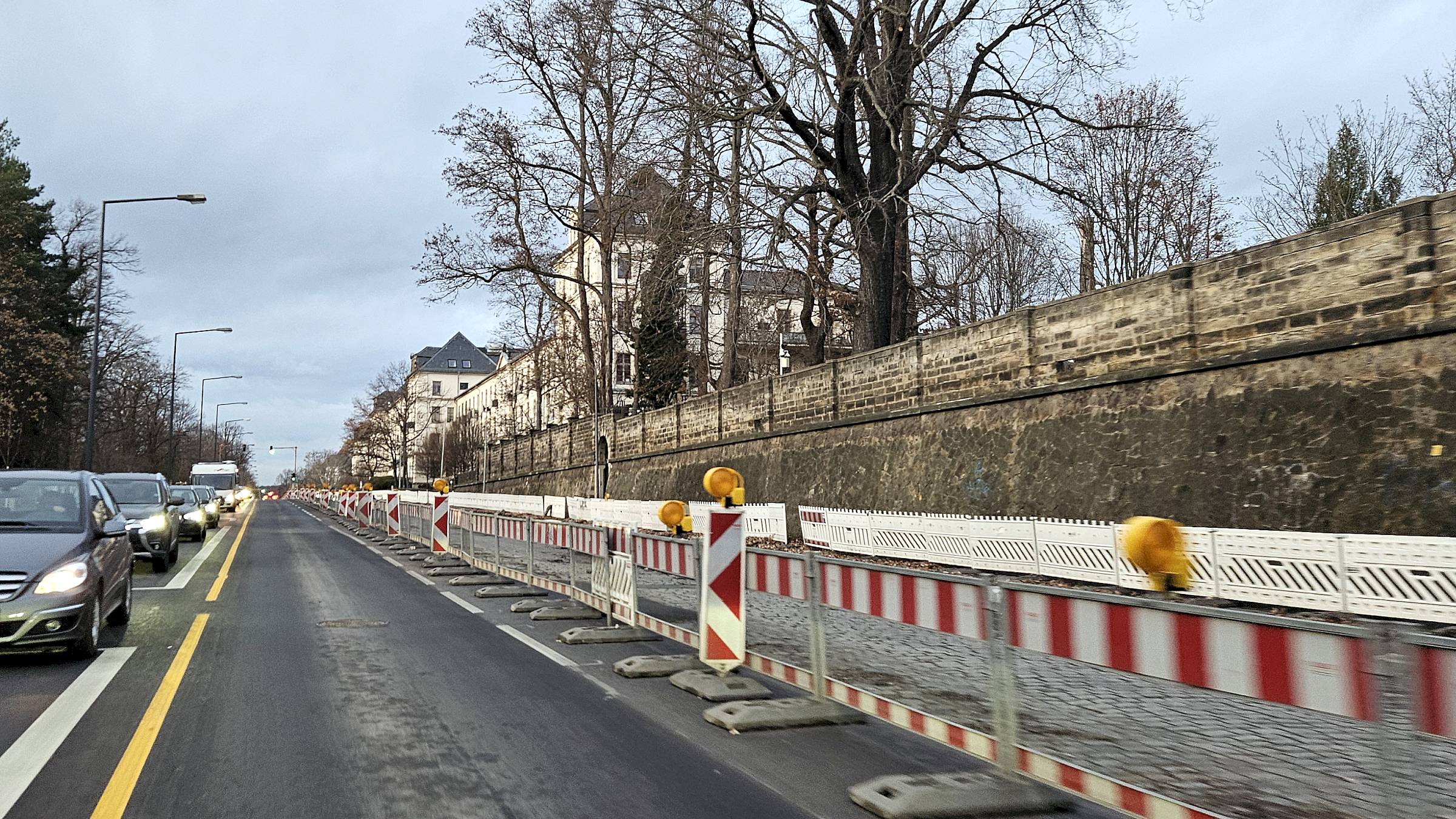 Das Pflaster auf der rechten Seite soll bis zum Februar weichen. Foto: Anton Launer