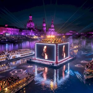 Die Weiße Flotte Sachsen plant ihr Jubiläumsfest unter dem Namen „Elbzauber“. Vorgestellt wird eine Veranstaltung mit Lichteffekten sowie Musik vom Ponton und vom Gelände der Filmnächte. Ein Bild zur Veranstaltung wurde vom Veranstalter mit Künstlicher Intelligenz erstellt.