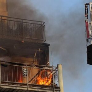 Die Feuerwehr setzte zur Brandbekämpfung auch eine Drehleiter ein. Foto: Feuerwehr Dresden Auch eine Drehleiter wurde in Stellung gebracht.