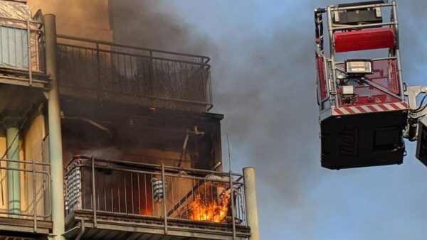 Die Feuerwehr setzte zur Brandbekämpfung auch eine Drehleiter ein. Foto: Feuerwehr Dresden Auch eine Drehleiter wurde in Stellung gebracht.
