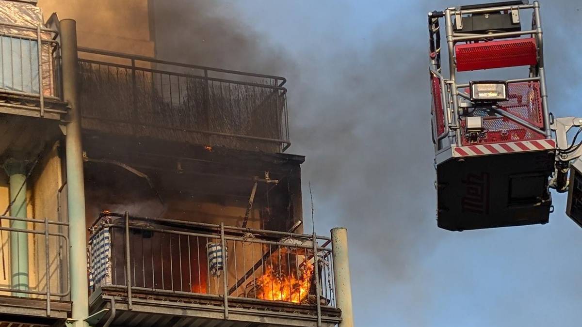 Die Feuerwehr setzte zur Brandbekämpfung auch eine Drehleiter ein. Foto: Feuerwehr Dresden
Auch eine Drehleiter wurde in Stellung gebracht.
