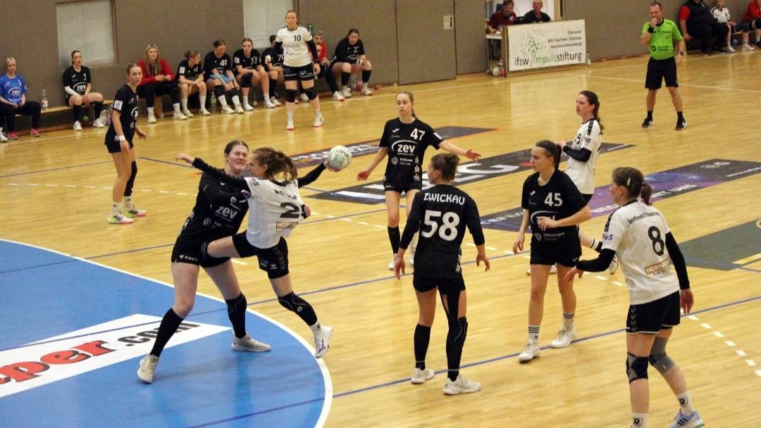 In dem heiß umkämpften Spiel gewannen am Ende die Handballerinnen aus Zwickau. Foto: Sportfreunde 01