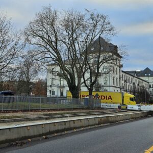 Zwei Brummis verlassen über die schmale Straße "Zum Reiterberg" das Areal in dem sich auch das Zollamt befindet. Foto: Anton Launer
