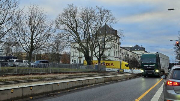 Zwei Brummis verlassen über die schmale Straße "Zum Reiterberg" das Areal in dem sich auch das Zollamt befindet. Foto: Anton Launer