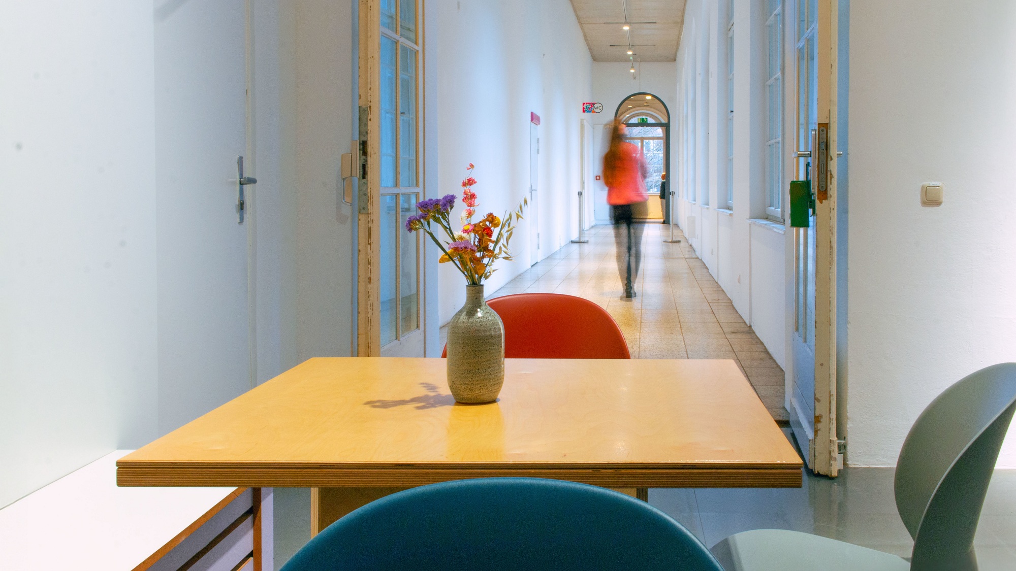 Nachhaltigkeit bis hin zum Interieur – Vieles stammt ursprünglich aus Projekten oder Ausstellungen. Foto: Michaela Beck