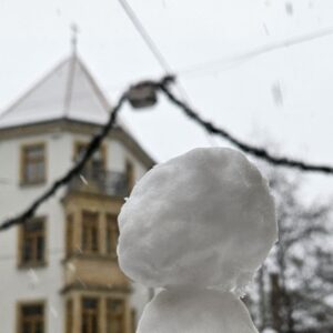 Schneemann vor Stadtteilhaus - Foto: Anton Launer