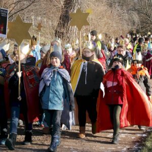 In den Kostümen der Heiligen drei Könige zogen die Kids zum Amtssitz der Landesregierung. Foto: Anton Launer