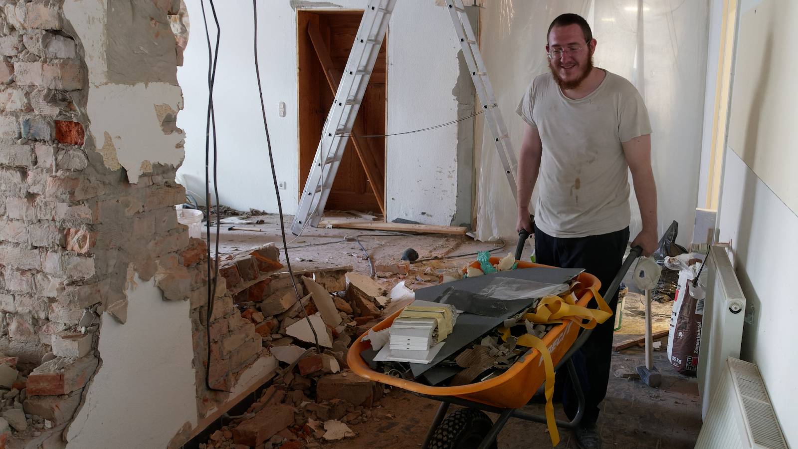 Ca. 80 Jahre nach dem Holocaust entsteht am Ende des Bahnsteigs des ehemaligen Deportationsbahnhofs eine Synagoge für eine neue jüdische Gemeinde. Foto: Herbert Lappe