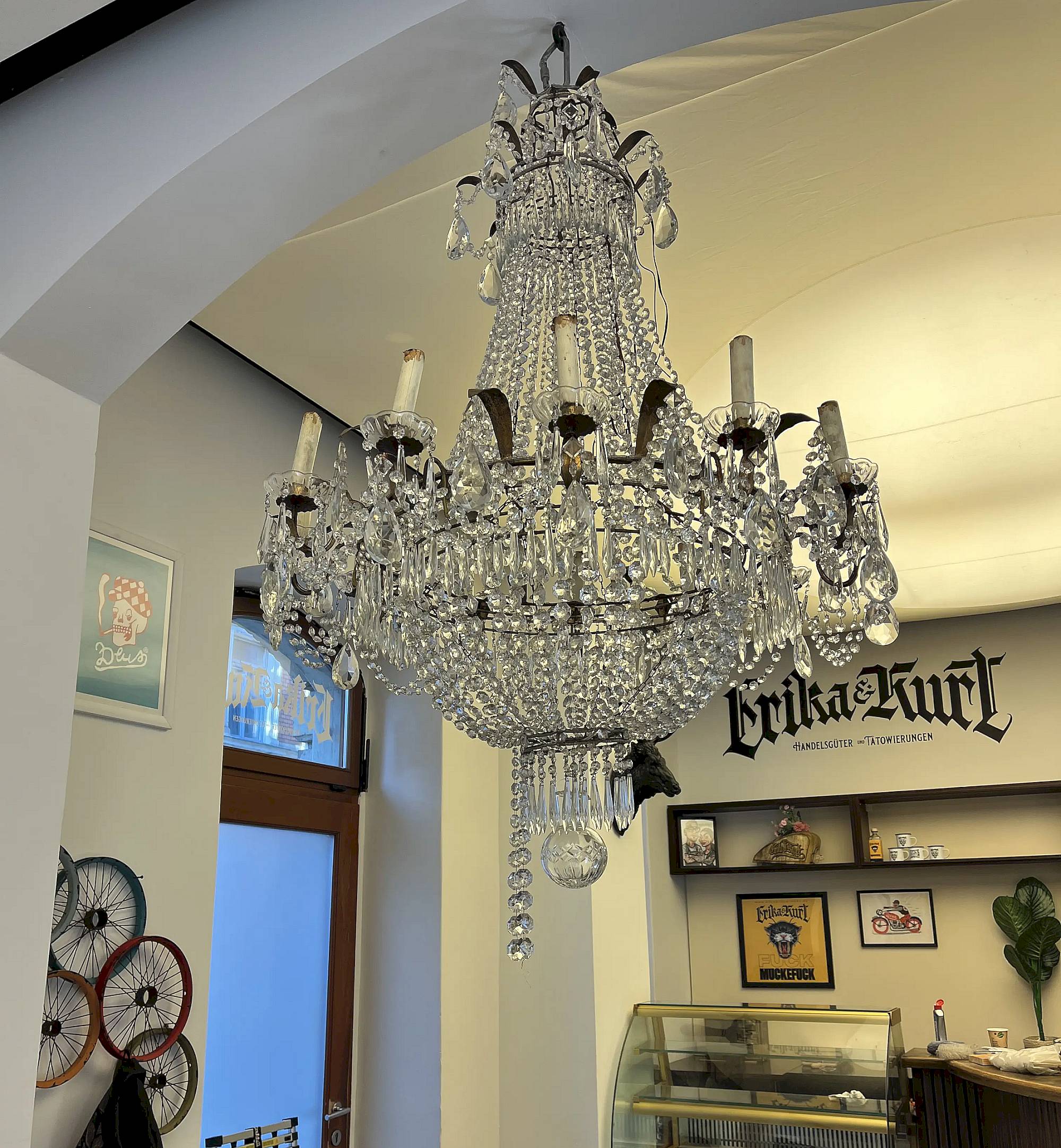 Der Kronleuchter aus einem ehemaligen Berliner Restaurant muss bleiben: Unter ihm sollen unter anderem Bon Jovi, Bruce Springsteen und Sir Ben Kingsley gesessen haben – Foto: Jonasz Schulze