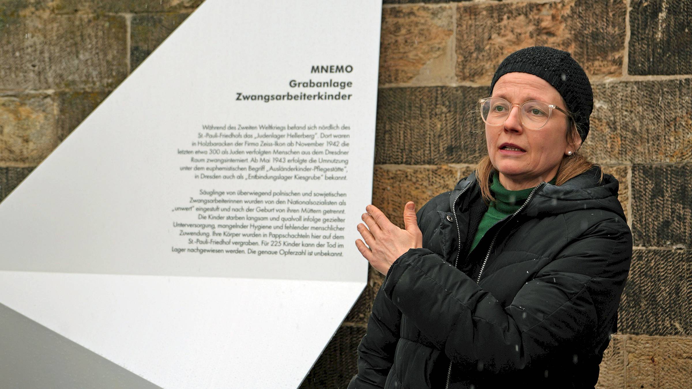 Kulturbürgermeisterin Annekatrin Klepsch bei der Einweihung der neuen Gedenksplitter - Foto: Stadtverwaltung Dresden, Diana Petters
