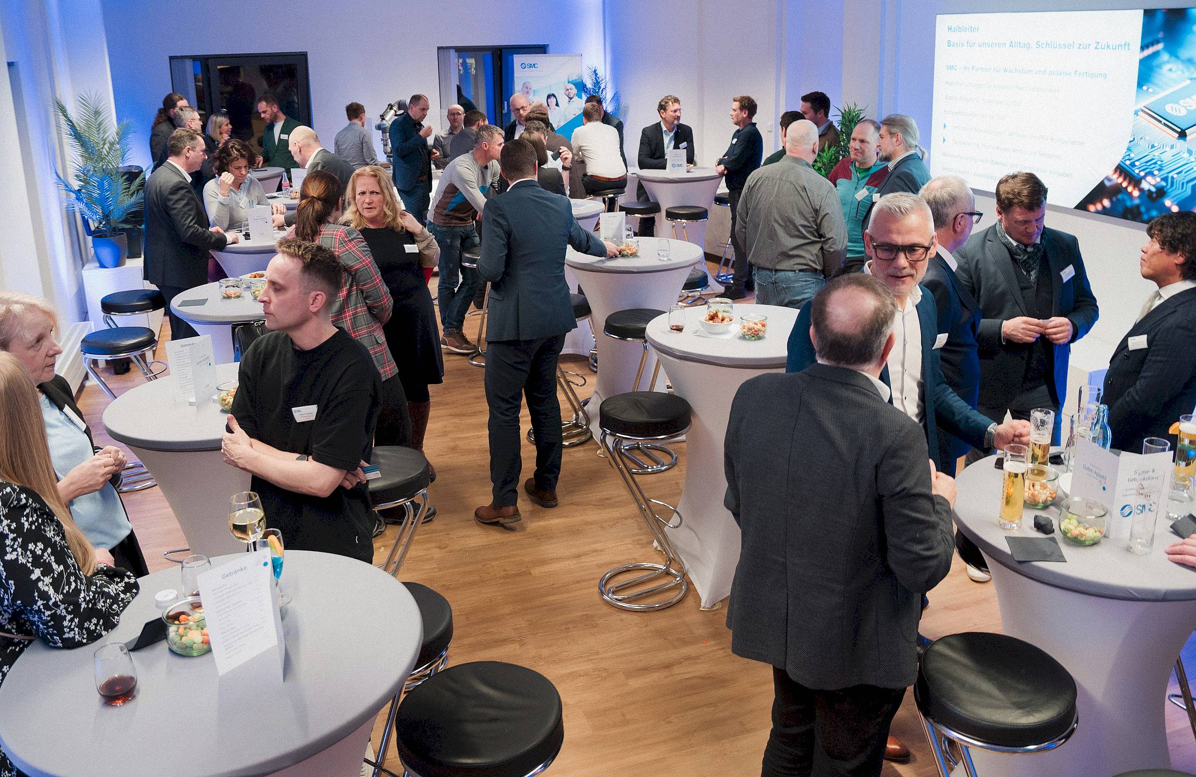 Gäste aus Industrie, Politik und regionaler Wirtschaft bei der feierlichen Eröffnung des neuen Industrial Application Center von SMC in Dresden am 29. Januar 2026 - Foto: SMC