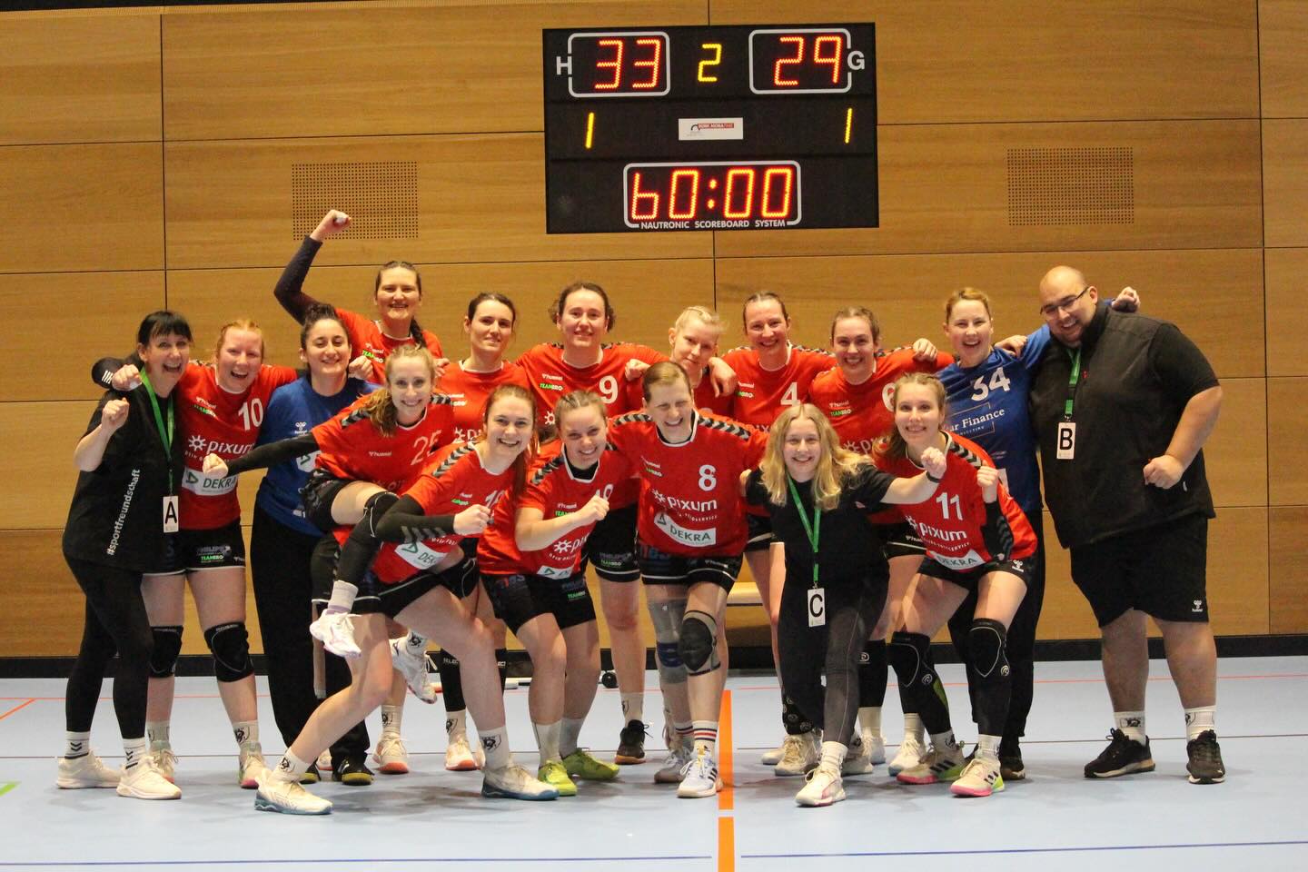 Das Team um Trainer Christian Perlbach feierte den Sieg. Foto: Sportfreunde 01