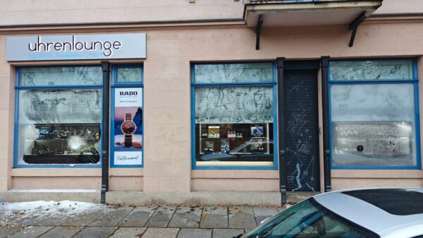 Zerstörte Schaufensterscheibe an der Uhrenlounge - Foto: privat