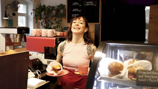 Schon am frühen Morgen gut gelaunt: Wiebke Ulbricht - Foto: Anton Launer