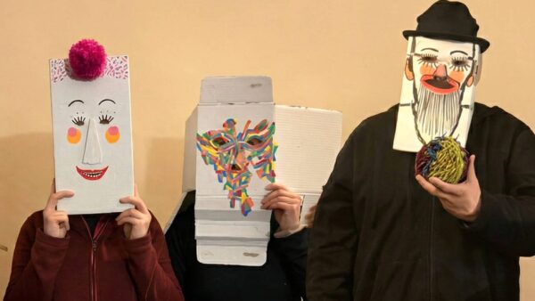 Gruppenbild mit Masken - Unschule für Kunst-in-Dresden - Foto: Institut für Gute Laune