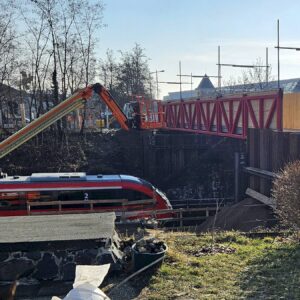 Fabricestraße: Behelfsbrücke eingehoben Die neue Behelfsbrücke ist eine sogenannte Fachwerk-Stahlbrücke. Foto: Anton Launer