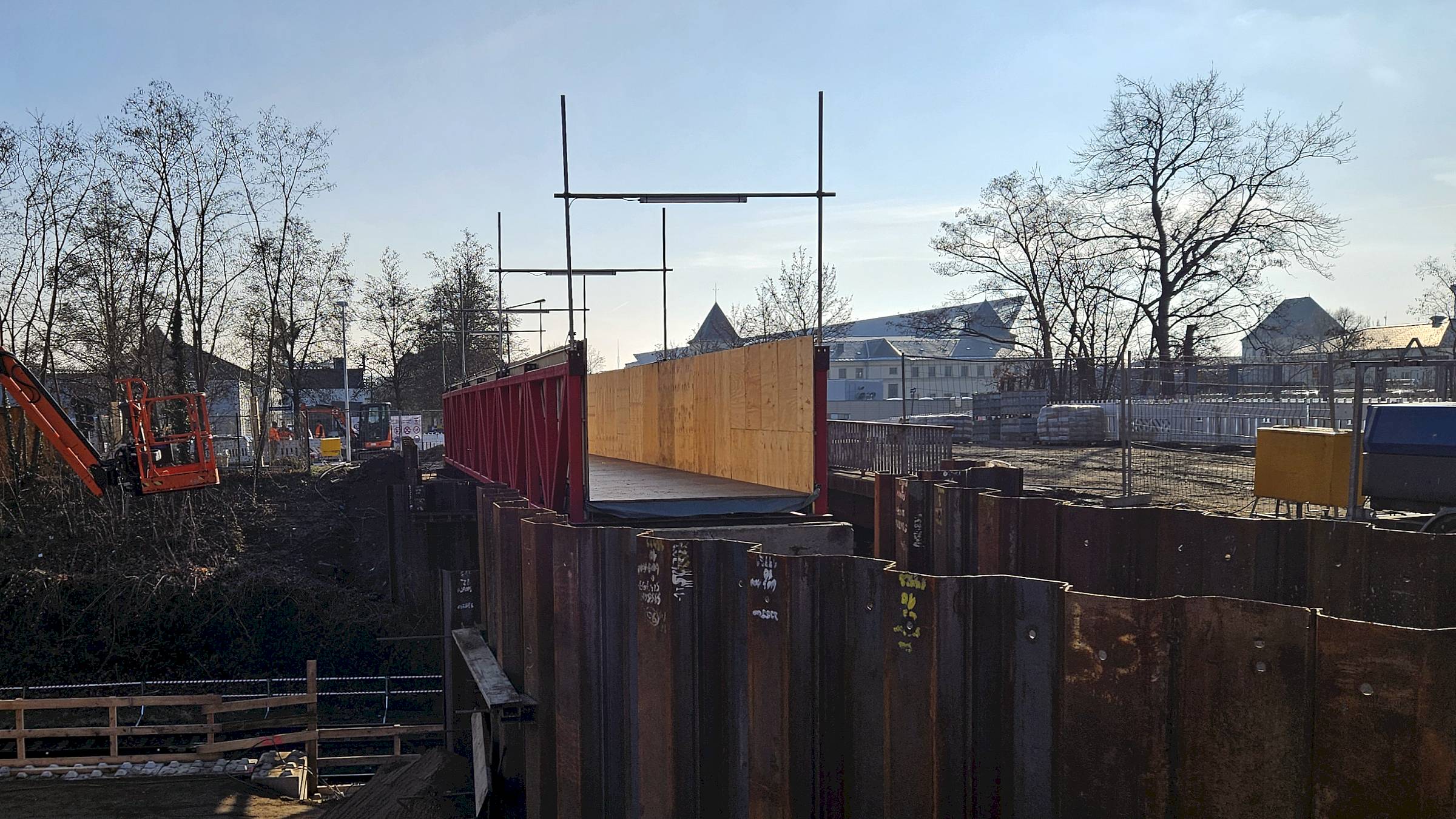 Über diese Brücke sollen Fußgänger*innen ab dem 16. Februar gehen. Foto: Anton Launer