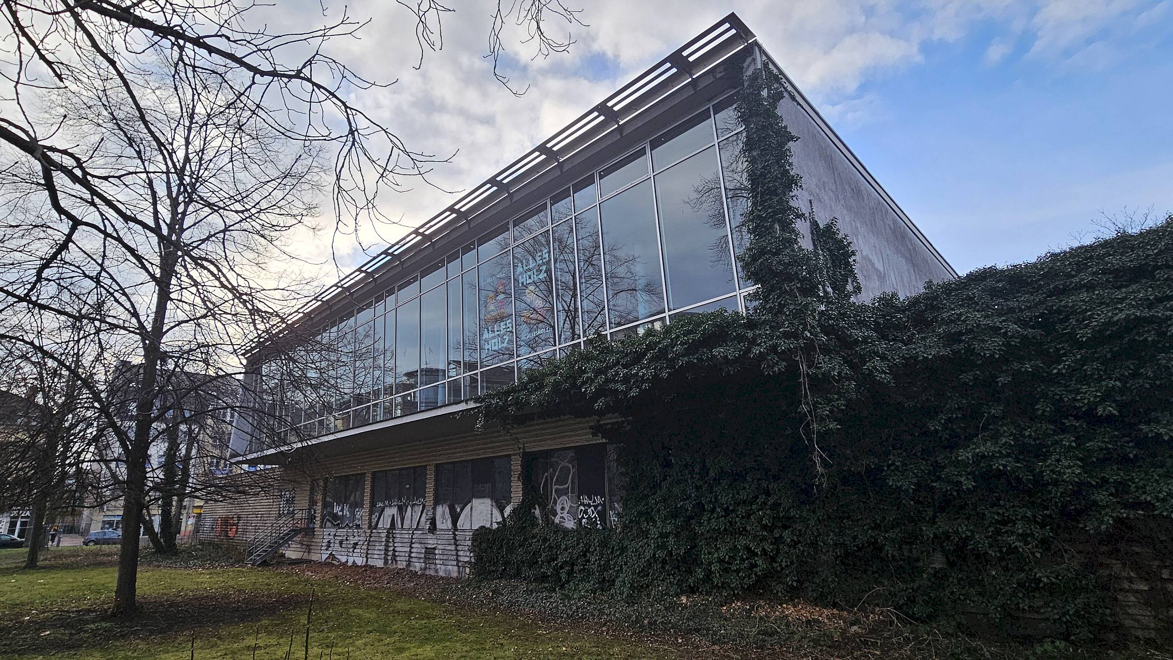 In die ehemalige Kantine ist eine Holzausstellung eingezogen. Foto: Anton Launer
