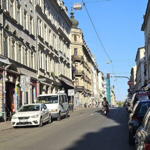 In dem Abschnitt der Louisenstraße sollen im Sommer Sitzgelegenheiten und Pflanzkübel aufgestellt werden. Foto: Archiv Anton Launer