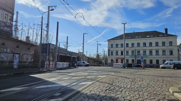 Weil an der Leipziger, Ecke Eisenbahnstraße eine provisorische Trinkwasserleitung gebaut wird, fahren die "4" und die "9" eine Umleitung über Großenhainer Straße. Foto: Anton Launer