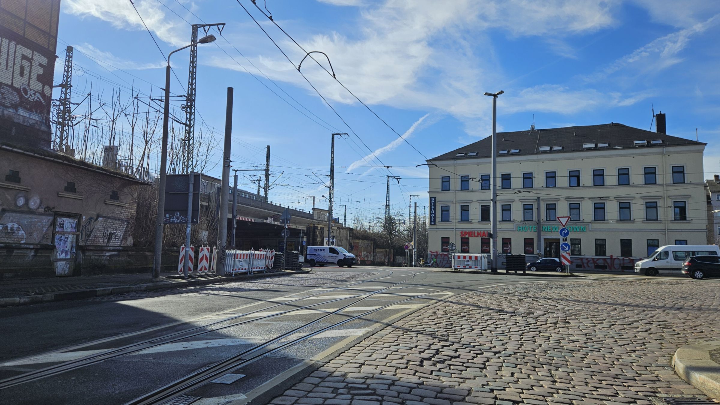 Weil an der Leipziger, Ecke Eisenbahnstraße eine provisorische Trinkwasserleitung gebaut wird, fahren die "4" und die "9" eine Umleitung über Großenhainer Straße. Foto: Anton Launer