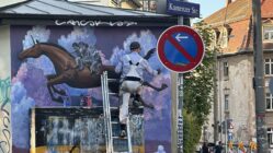 Hillel Eflal gestaltet das Häuschen an der Kamenzer Straße - Foto: Karen Gäbler
