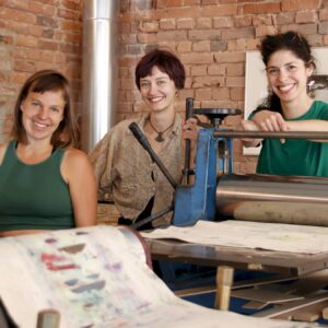 Erlenwerkerinnen Käthe Weinmann, Sarah Steuer und Ana Pireva (v.l.) - Foto: Anton Launer