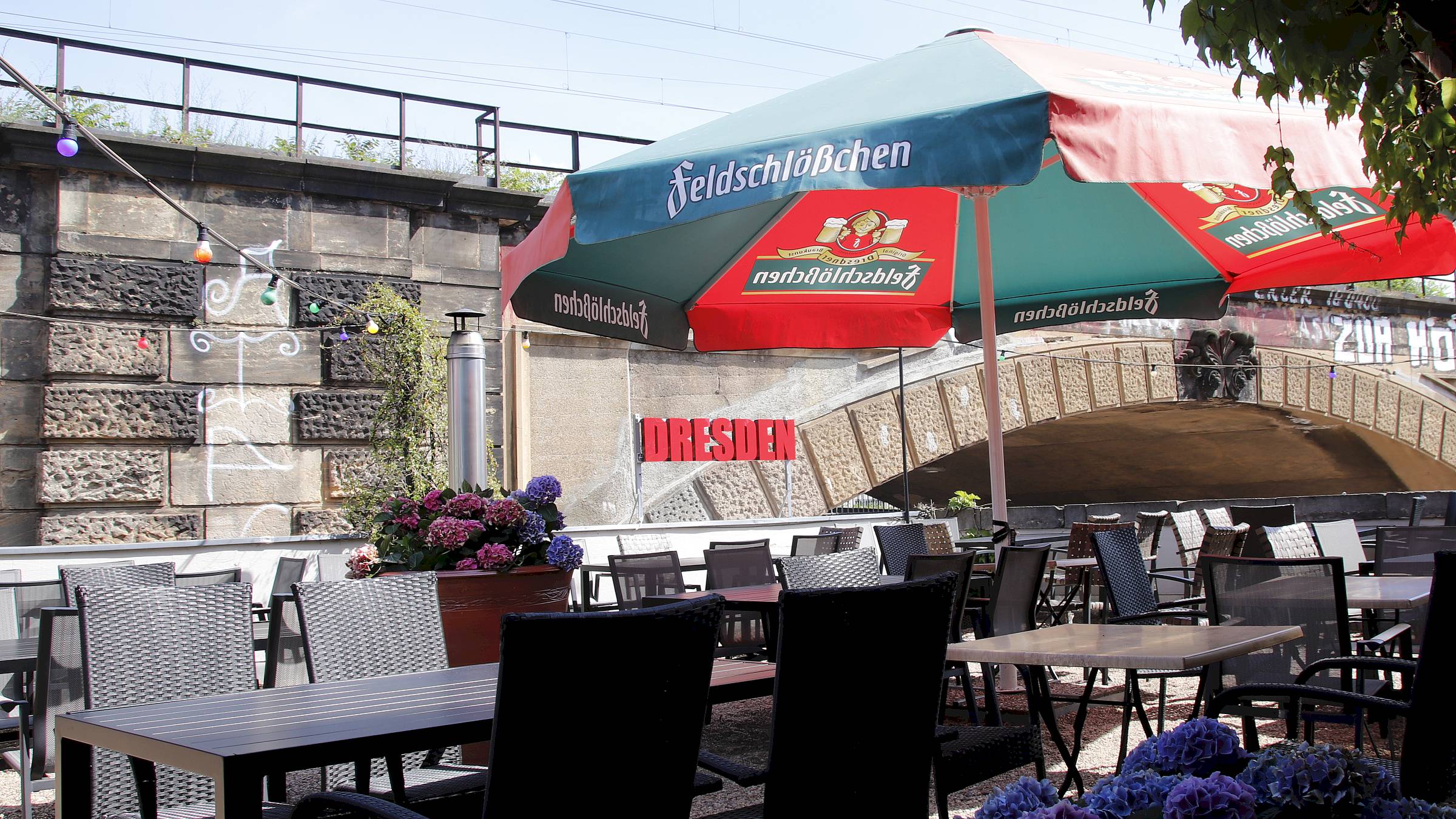 Terrasse neben dem Tor zur Hölle - jetzt mit nachts leuchtendem Dresden-Schriftzug - Foto: Anton Launer