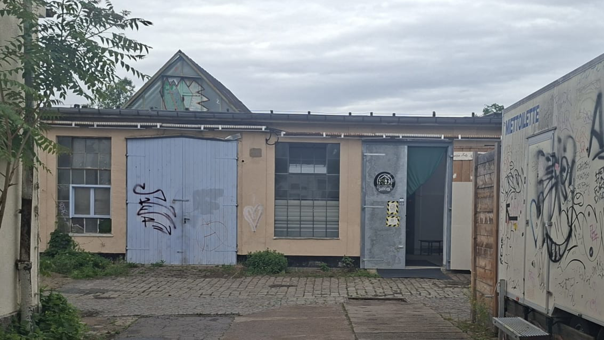 Etwas versteckt auf dem Innenhof der Meschwitzstraße ist der Eingang zur "Bruchbude".