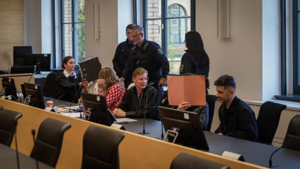 Die Angeklagten Majd A. (links) und Ismail H. (rechts) verdeckt von Aktenordnern auf der Anklagebank it ihren Verteidigerinnen. Foto: Florian Varga