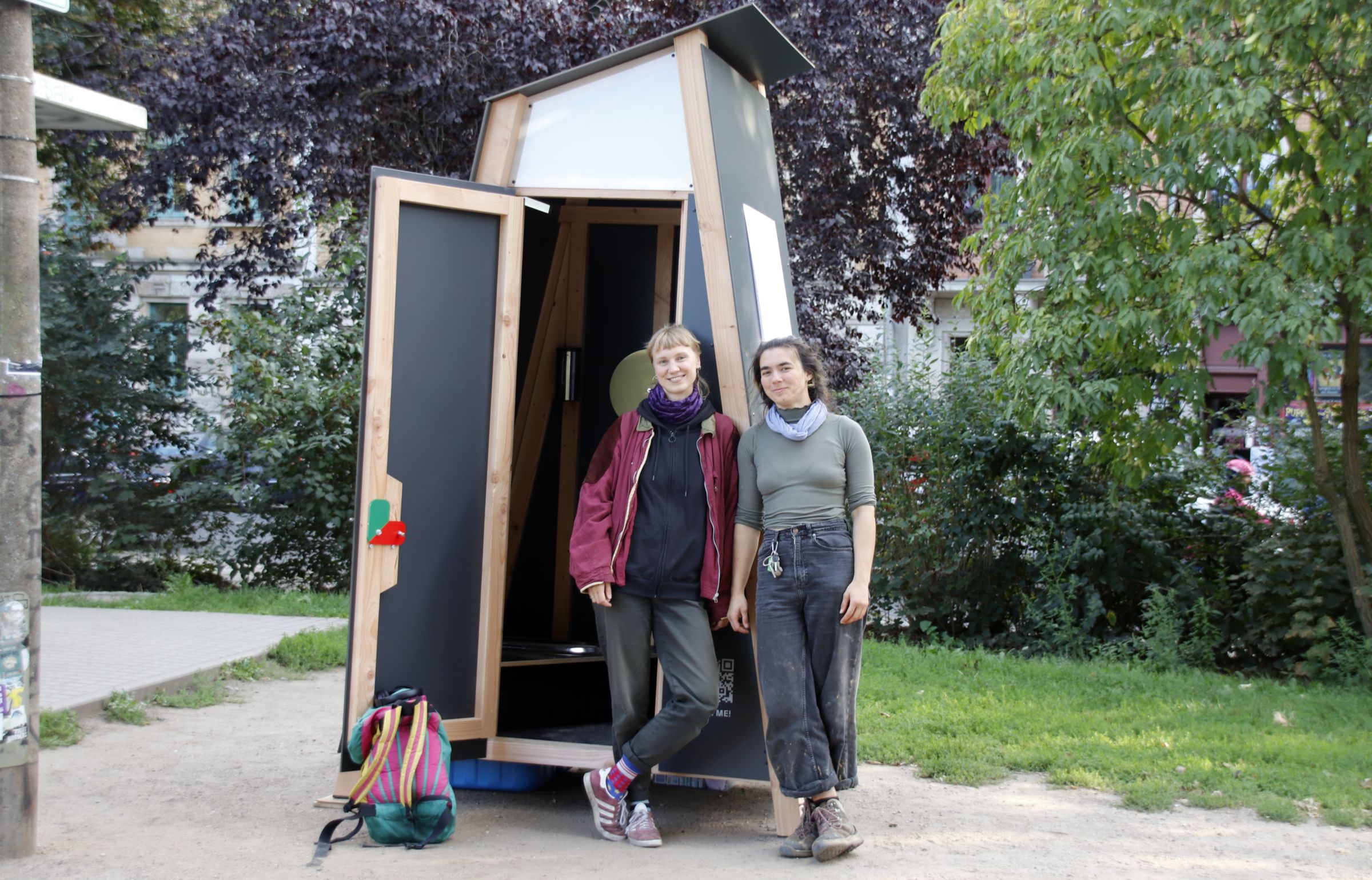 Magda Buschek und Melanie Hacker-Heller haben das Hockurinal initiiert. Foto: Anton Launer
