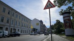 Zebrastreifen für Glacisstraße kommt Ein Hinweisschild auf querende Kinder steht bereits. Foto: Anton Launer