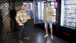 Walter Bersch und Robert Mattes haben das Vendys auf der Louisenstraße eröffnet. Foto: Anton Launer