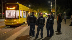 Drei Verletzte nach Raub und Auseinandersetzung am Albertplatz Polizei im Einsatz an der Straßenbahn am Albertplatz. Foto: xcitepress