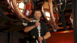 Watzke hängt das Bier unter die Decke Braumeister Jens Berndt wuchtet den schweren Schlauch an den Tank. Dann muss er nur noch den Hebel umlegen und tausend Liter laufen vom Laster in den Biertank. Foto: Anton Launer
