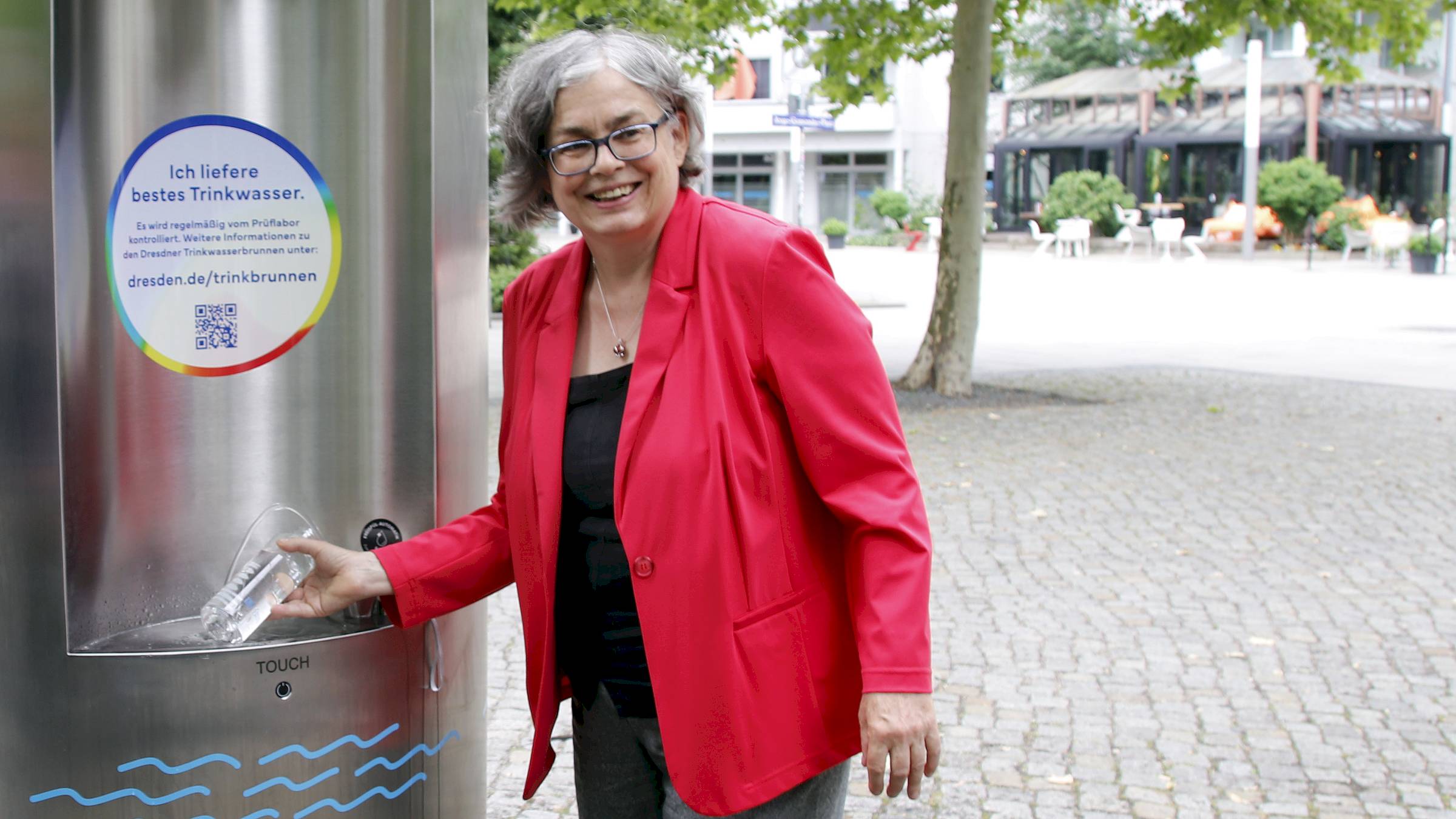 Dresdens Zweite Bürgermeisterin und Beigeordnete für Umwelt und Klima, Recht und Ordnung, Eva Jähnigen (Grüne), hier bei der Eröffnung der Nebeldusche auf der Hauptstraße - Foto: Archiv Anton Launer